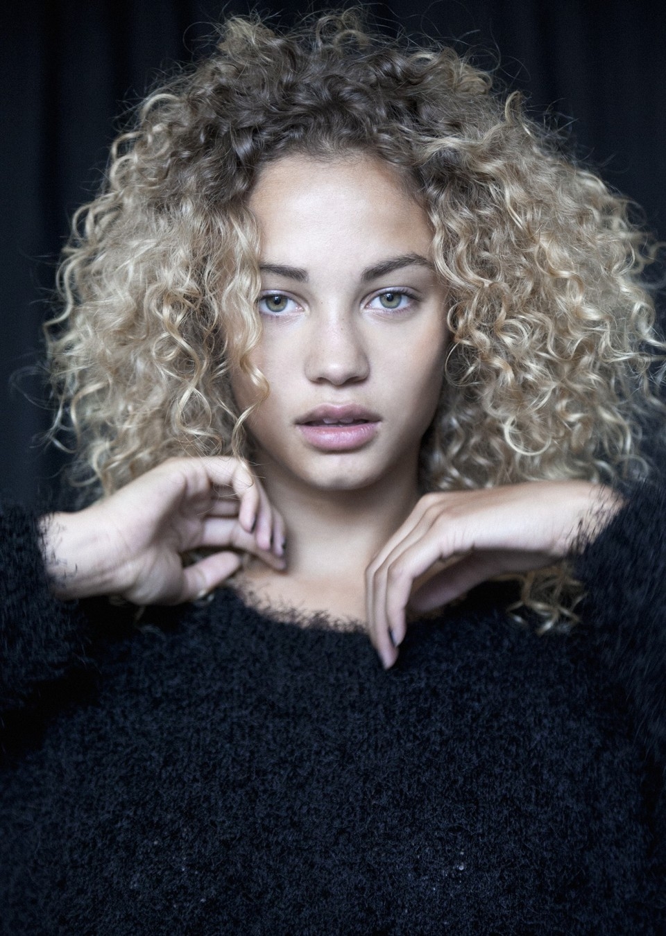 Кудрявая блондинка. Rose Bertram. Stephanie Bertram Rose. Яна Бертрам.