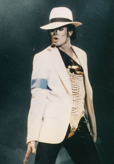 michael-3-dangerous-tour-michael-jackson-7958743-400-574.jpg